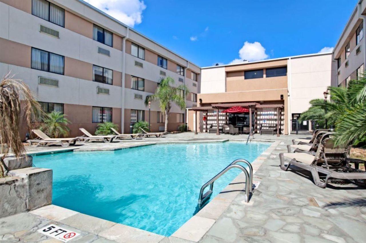 Hotel Ramada By Wyndham Houston Intercontinental Airport South Extérieur photo