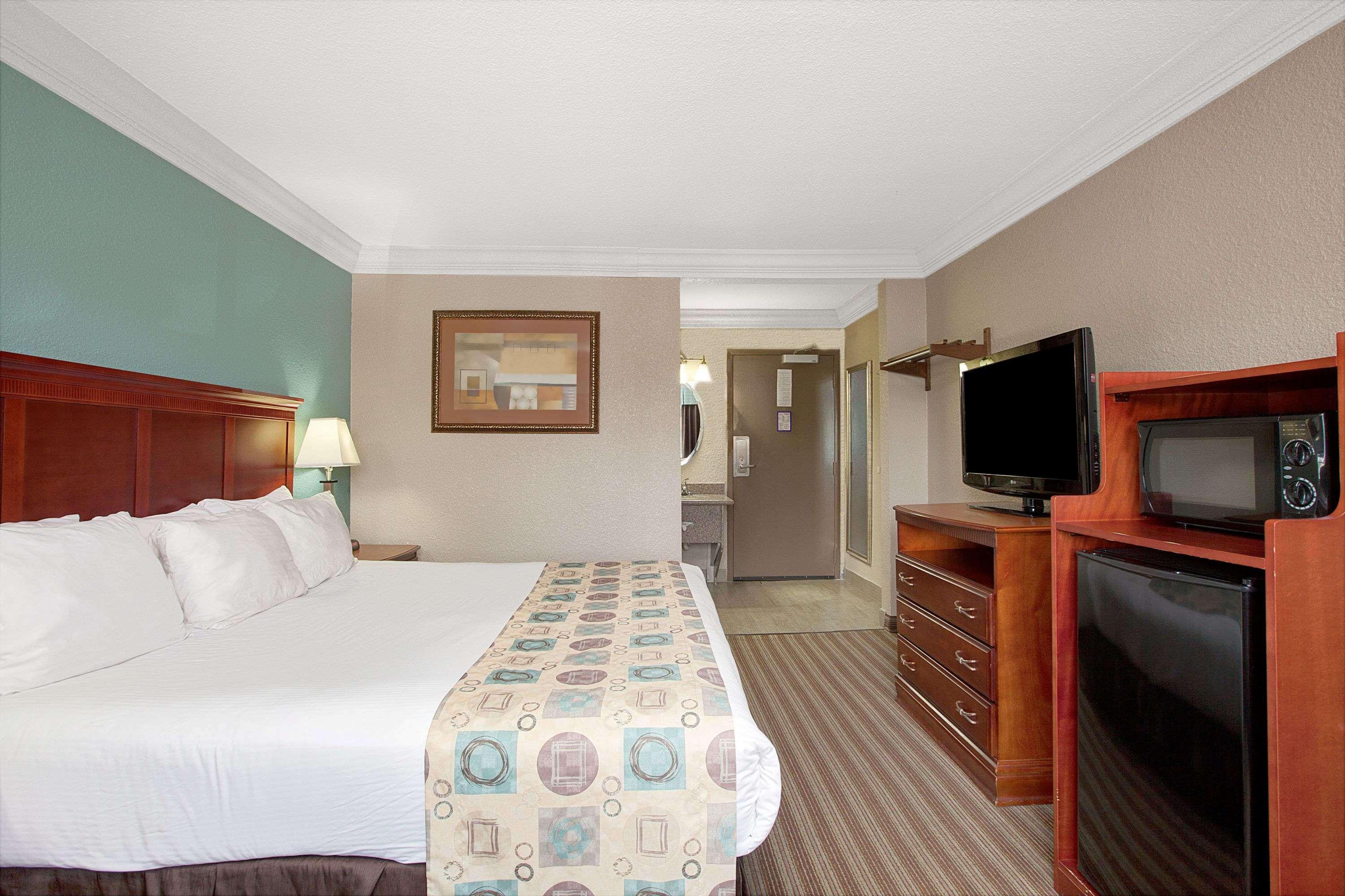 Hotel Ramada By Wyndham Houston Intercontinental Airport South Extérieur photo