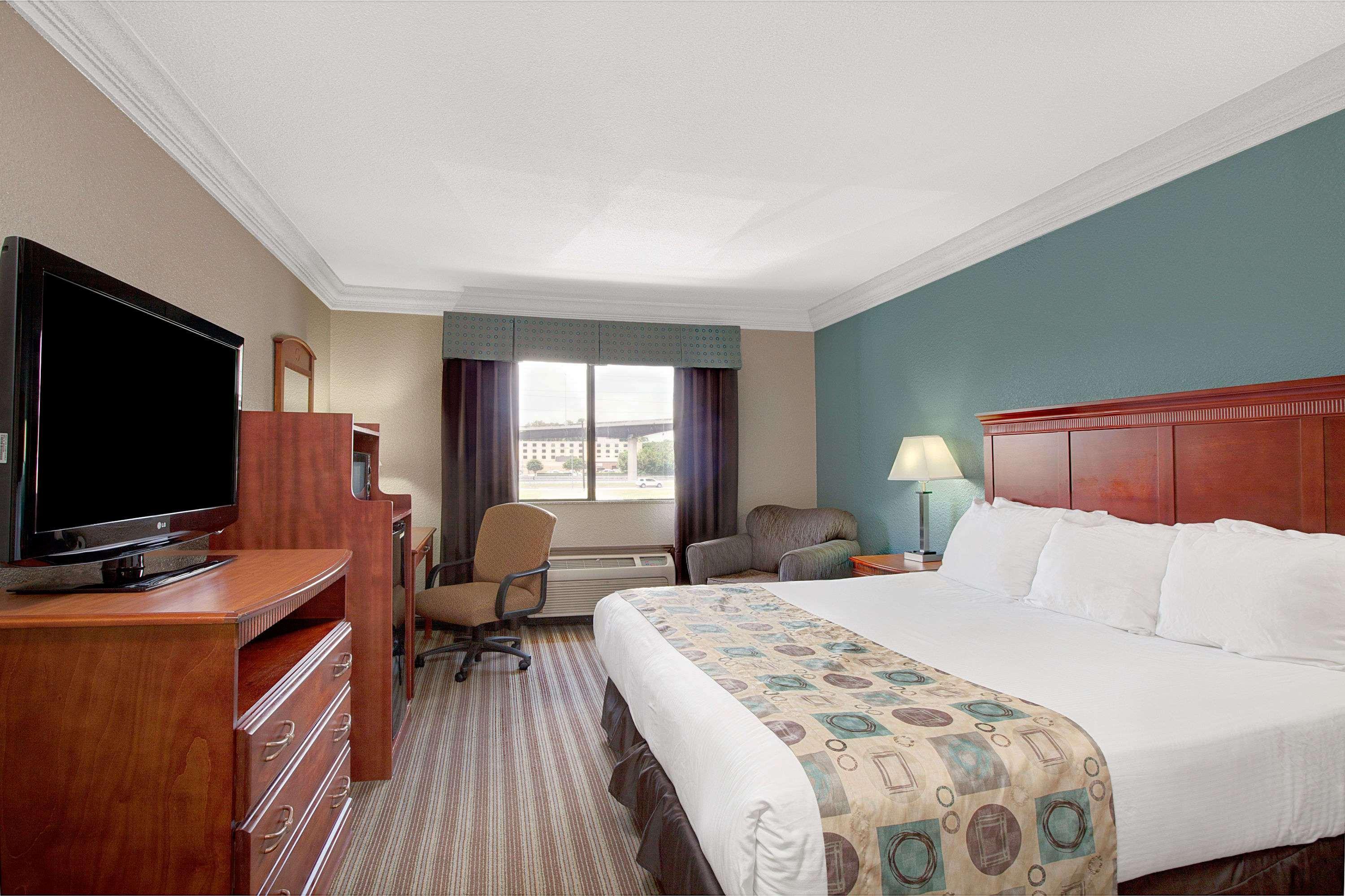 Hotel Ramada By Wyndham Houston Intercontinental Airport South Extérieur photo